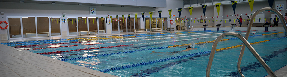 Vistas del interior de la instalación de la piscina olímpica cubierta de la Facultad de Ciencias del Deporte