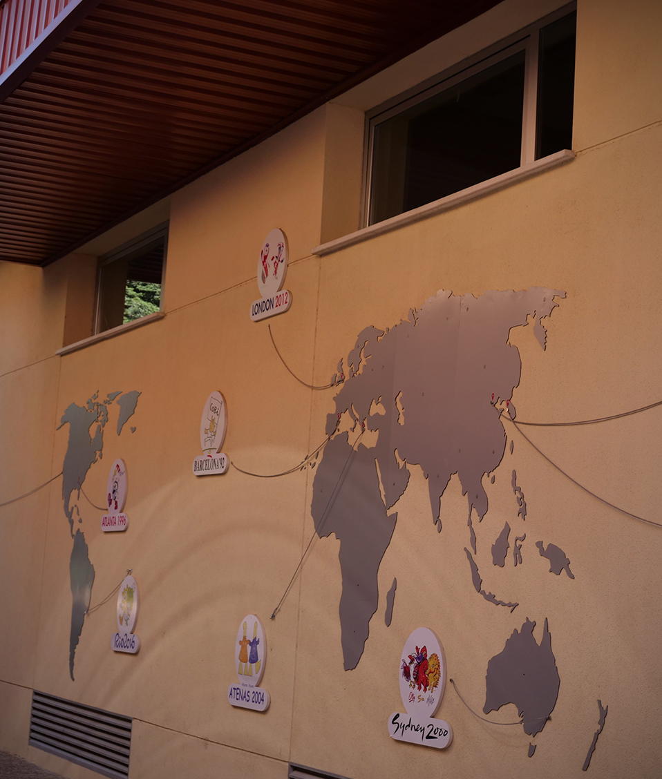 Mural exterior en la Facultad de Ciencias del Deporte. Se compone de un mapamundi donde se encuentran señaladas las diferentes localizaciones de las olimpiadas mas recientes.