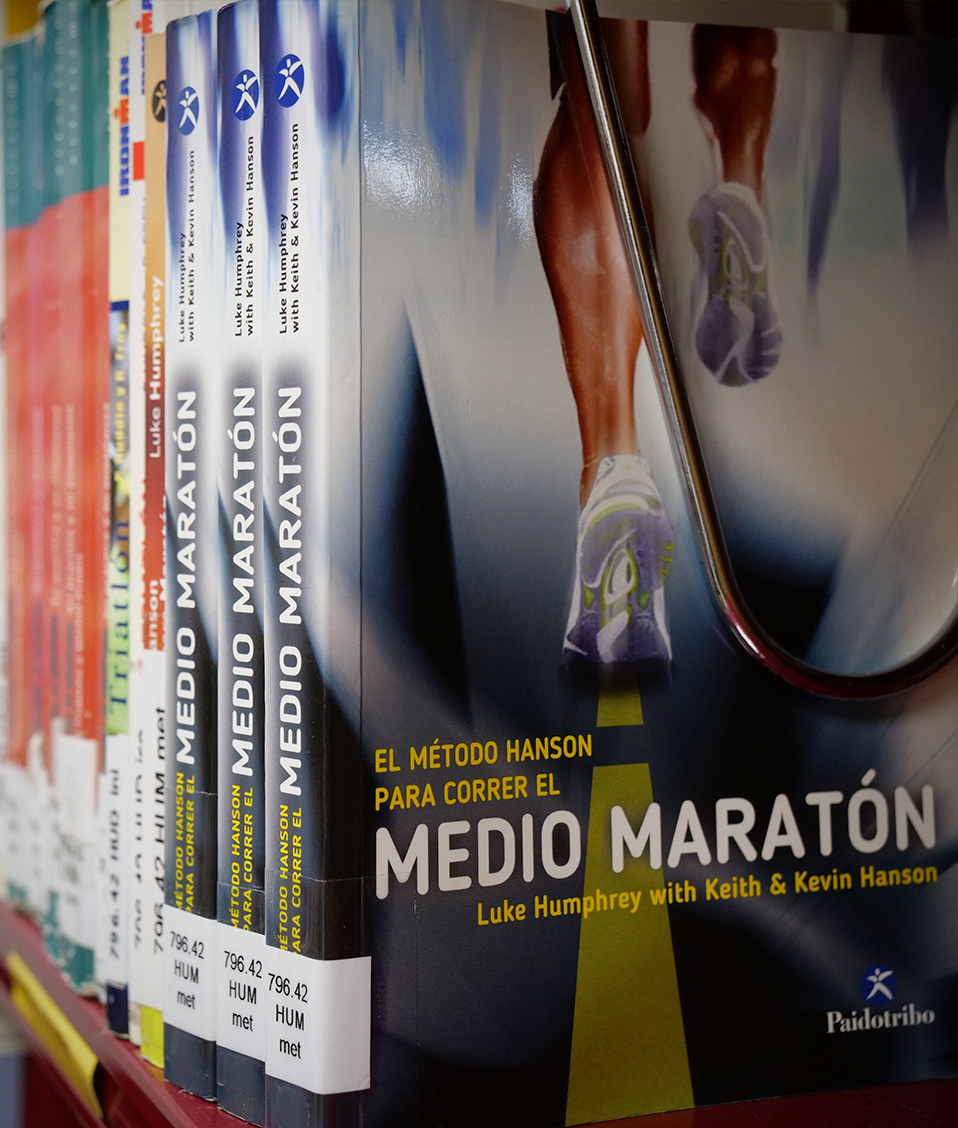Fotografía de libro sobre media maratón en biblioteca de la Facultad de Ciencias del Deporte
