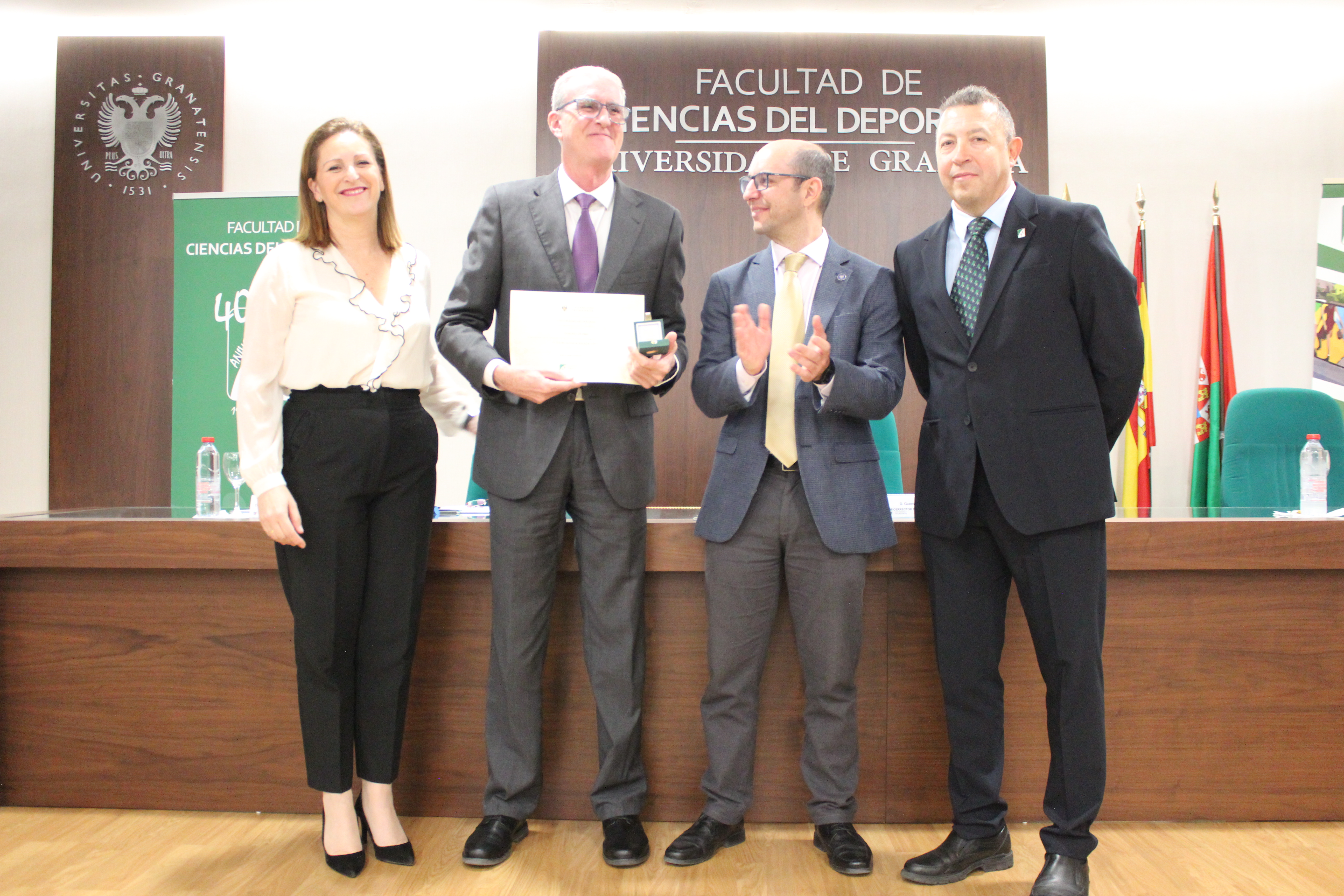 Foto con la decana, secretario de la facultad, vicerrector de transformación digital y Pedro Lizaur