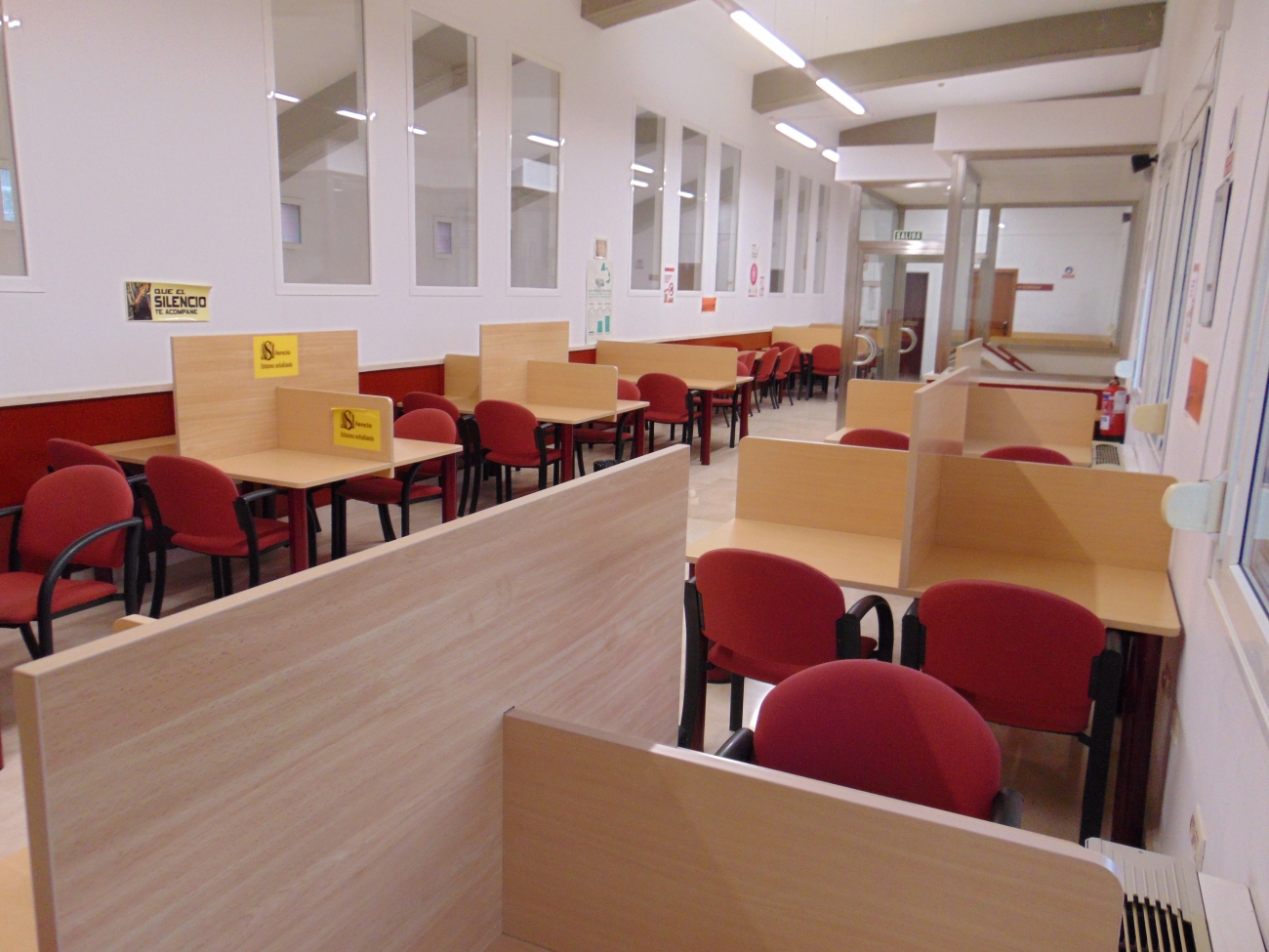 Foto con muchas mesas y sillas de la sala de estudio de la biblioteca