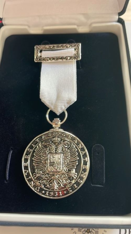 Imagen de la medalla de la UGR