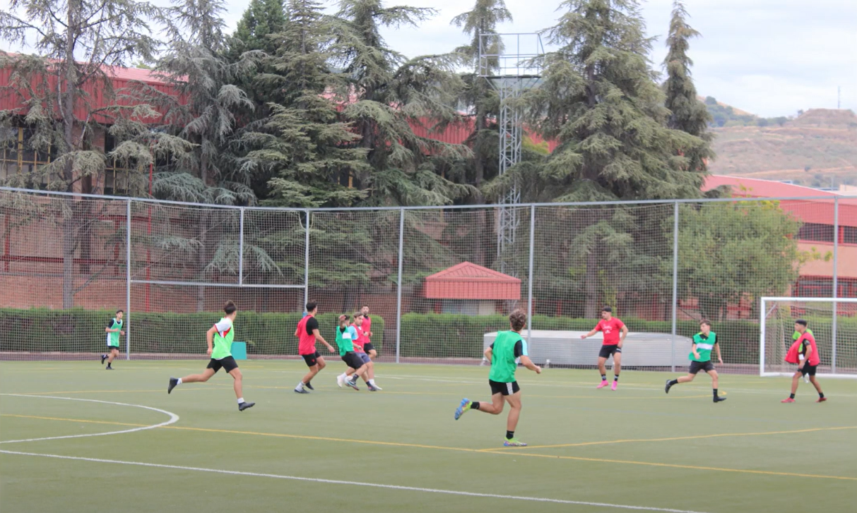 Imagen personas jugando al fútbol